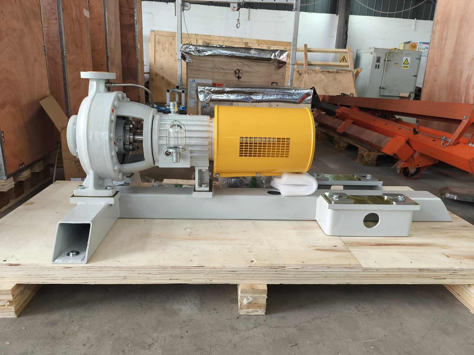 YSM AC ISO 5199 / ISO 2858 process pump on baseplate before shipment, Sulzer APP / AUP replacement