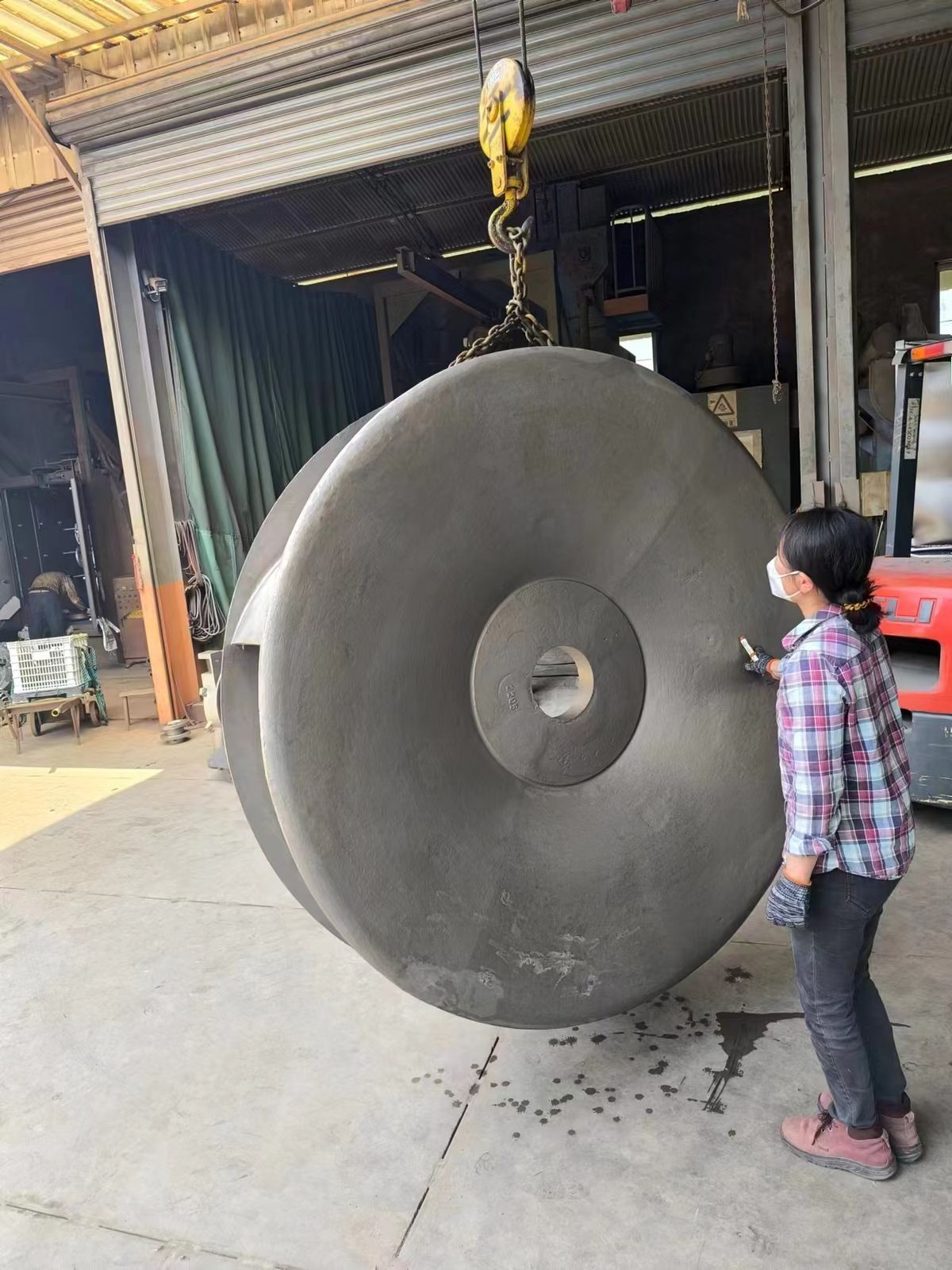 Back shroud and hub of a two-tonne CD4MCu impeller with a person for scale